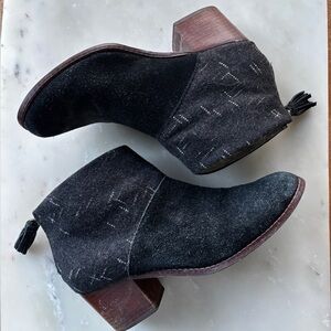 TOMS EUC Lacy Black Suede Block Heel Booties SZ 9